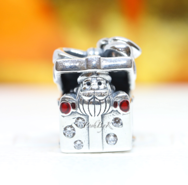 Santa in a Giftbox Charm 798470C01. – NUMARU